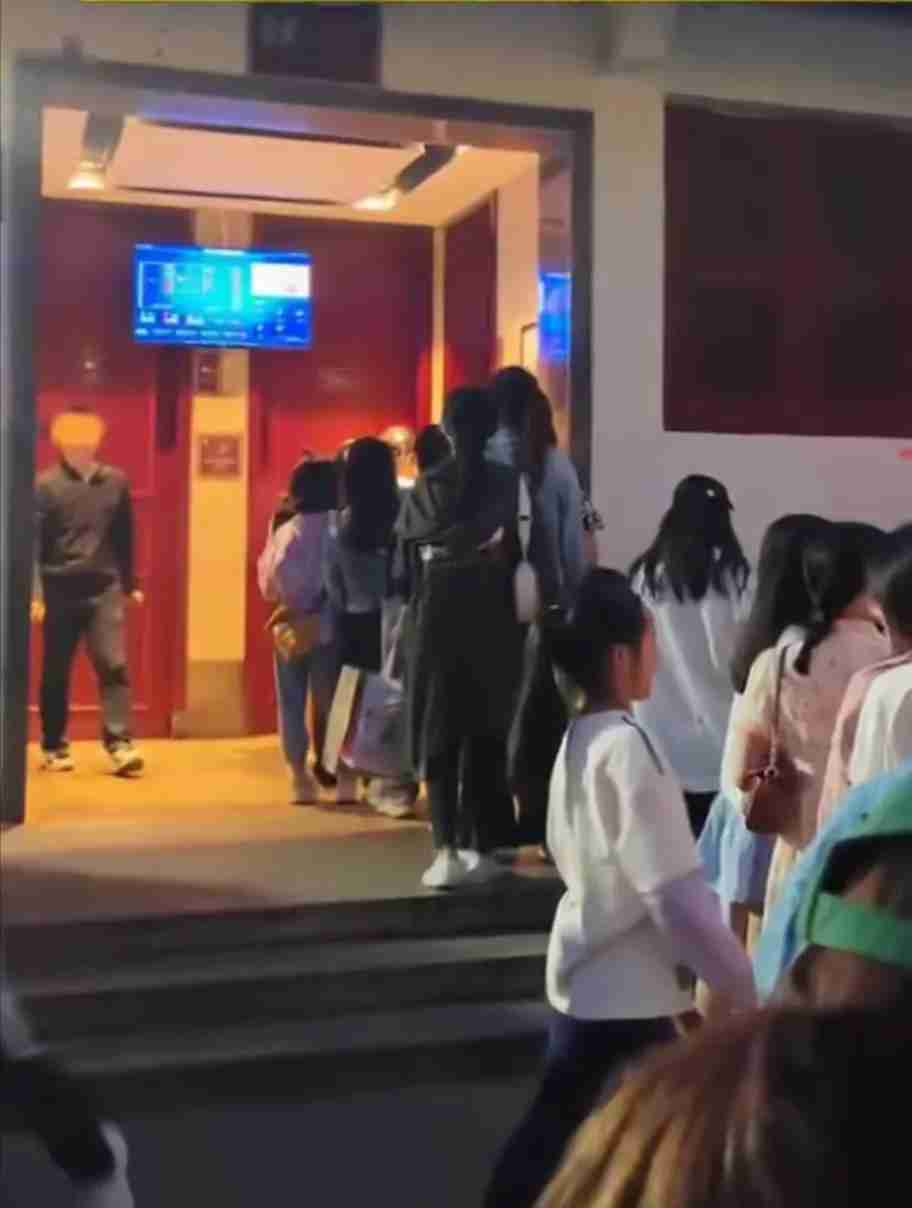 滕王阁女厕门大排长队 游客:以为是景点,究竟是怎么一回事?